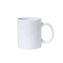 Serviette en forme de petit chien dans une tasse en céramique personnalisée avec un autocollant de première communion pour les