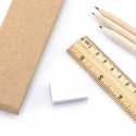 Crayons en bois avec gomme, taille-crayon et règle dans une boîte personnalisée avec autocollant de baptême