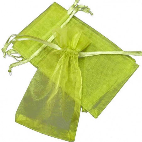 Bougie aromatique en boîte personnalisée avec autocollant et présentée dans un sac en organza