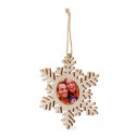 Suspension de Noël avec photo en forme de flocon de neige présentée dans un sac cadeau rouge et autocollant personnalisé