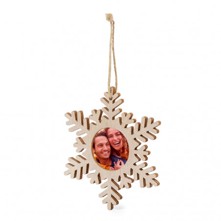 Suspension de Noël avec photo en forme de flocon de neige présentée dans un sac cadeau rouge et autocollant personnalisé
