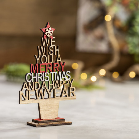 Petit sapin de noël sur la table présenté dans une boîte en carton carrée