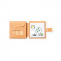 Trousse avec feuilles et crayons de couleur décorés avec des autocollants de super-héros à offrir