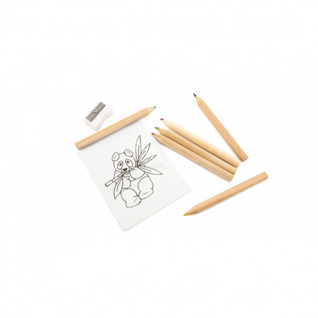Crayons de couleur avec des feuilles à colorier dans une boîte avec un autocollant personnalisé pour les anniversaires des