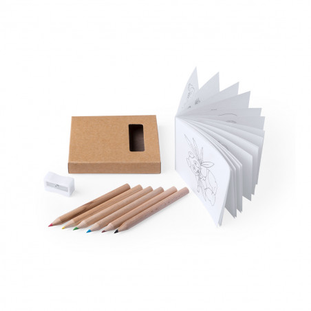 Crayons de couleur avec des feuilles à colorier dans une boîte avec un autocollant personnalisé pour les anniversaires des