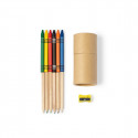 Trousse avec des couleurs, des crayons et un taille-crayon personnalisé pour les détails
