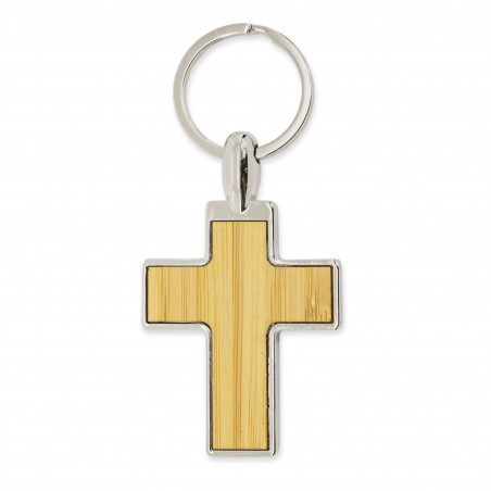 Porte-clés en forme de croix en métal avec bambou dans une boîte personnalisée avec un autocollant de baptême pour un détail.