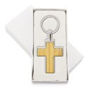 Porte-clés en forme de croix en métal avec bambou dans une boîte personnalisée avec un autocollant de baptême pour un détail.