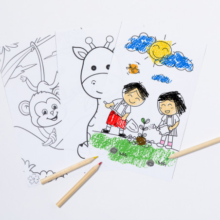 Livre de coloriage avec crayons, taille-crayon et gomme dans un dossier personnalisé