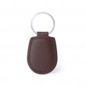 Porte-clés en simili cuir marron dans un étui en kraft avec autocollant personnalisé pour les mariages