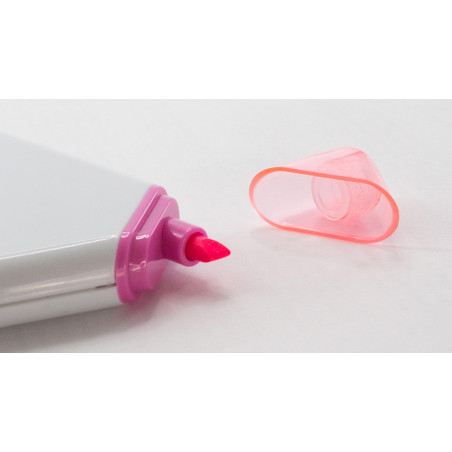 Marqueurs fluorescents dans une enveloppe rouge décorée d'autocollants Marvel pour un cadeau personnalisé.