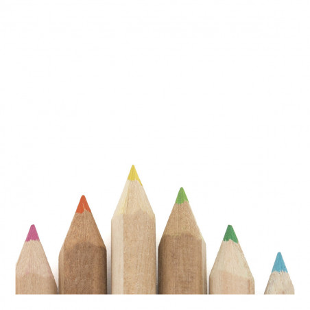 Livre de coloriage et crayons dans une boîte personnalisée avec un sac de bonbons pour les cadeaux de mariage.