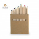 Livre de coloriage et crayons dans une boîte personnalisée avec un sac de bonbons pour les cadeaux de mariage.