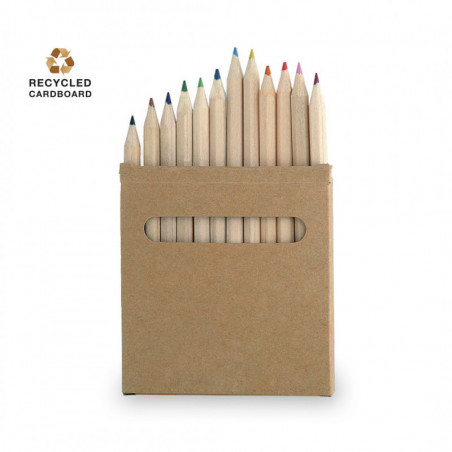 Livre de coloriage et crayons dans une boîte personnalisée avec un sac de bonbons pour les cadeaux de mariage.