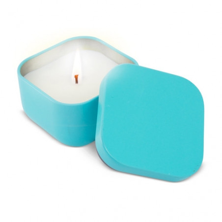 Bougie dans une boîte métallique turquoise avec carte personnalisée dans un sac en organza blanc pour un souvenir de baptême