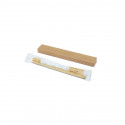 Brosse à dents en bambou et pâte dentifrice dans une boîte avec un autocollant pour les détails des événements et des fêtes.