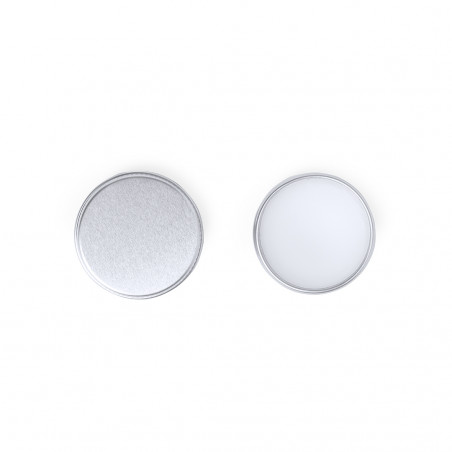 Baume à lèvres vegan dans une boîte en aluminium avec un autocollant personnalisé pour les détails de la communion de la fille.
