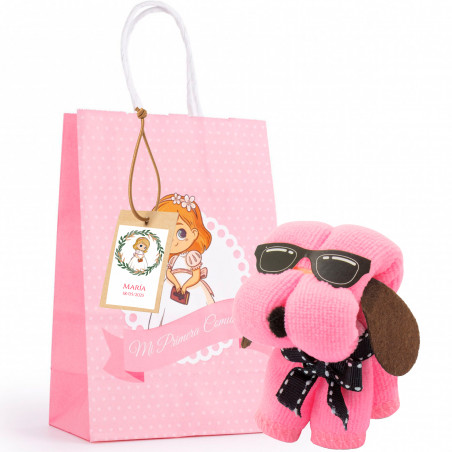 Serviette chien rose dans un sac de première communion avec étiquette suspendue personnalisable à offrir