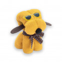 Serviette en forme de chien et porte-clés croix argentée dans une boîte personnalisée pour événements