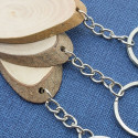 Porte-clés en bois dans un sac transparent et autocollant de mariage