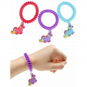 Bracelet licorne dans une enveloppe kraft rose avec un autocollant personnalisable à offrir