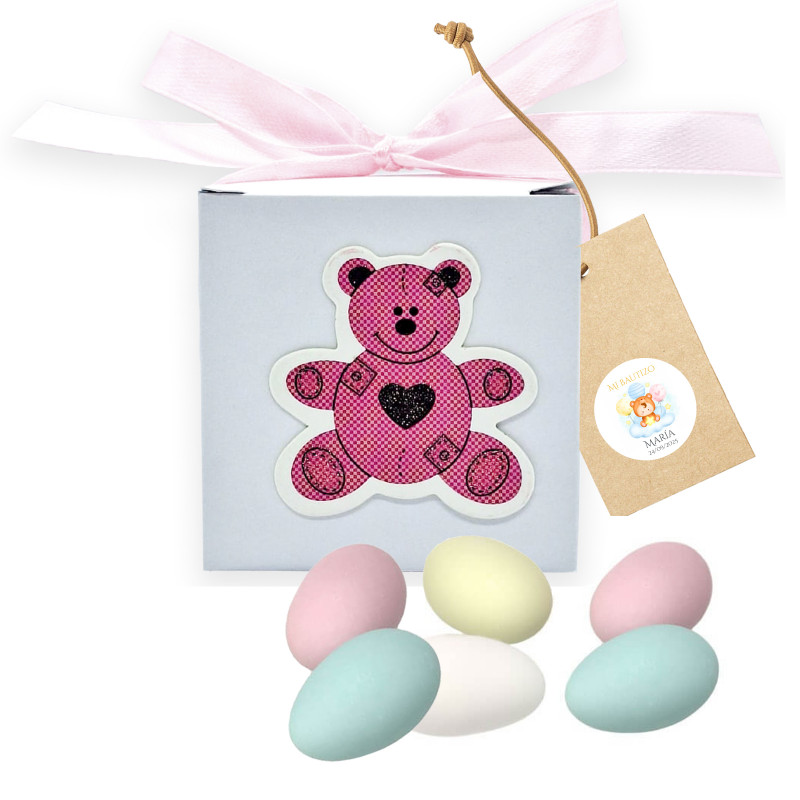 Dragées de couleurs pastel dans une boîte avec ours rose et autocollant personnalisé pour baptême fille