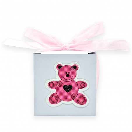 Dragées de couleurs pastel dans une boîte avec ours rose et autocollant personnalisé pour baptême fille