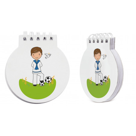 Carnet avec crayon de football présenté dans un sac vert personnalisé avec un autocollant de communion