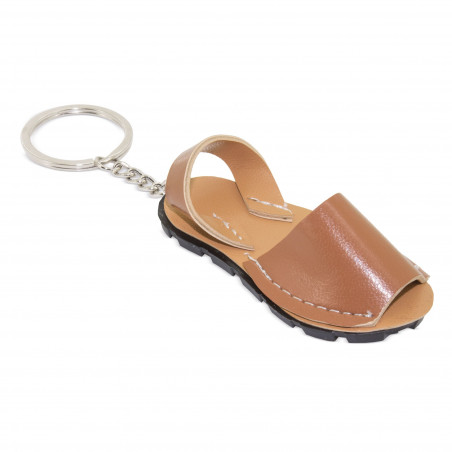 Porte-clés mini tongs dans une boîte en kraft avec autocollant de mariage à offrir