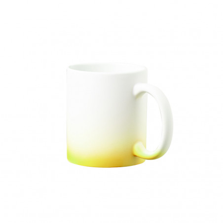 Tasse de maté jaune dégradé avec porte-clés en ours dans une boîte personnalisée pour baptême