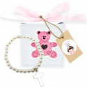 Bracelet perles avec croix dans une boîte ours rose avec étiquette personnalisée pour les détails de baptême fille
