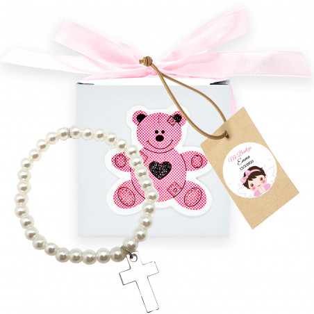 Bracelet perles avec croix dans une boîte ours rose avec étiquette personnalisée pour les détails de baptême fille