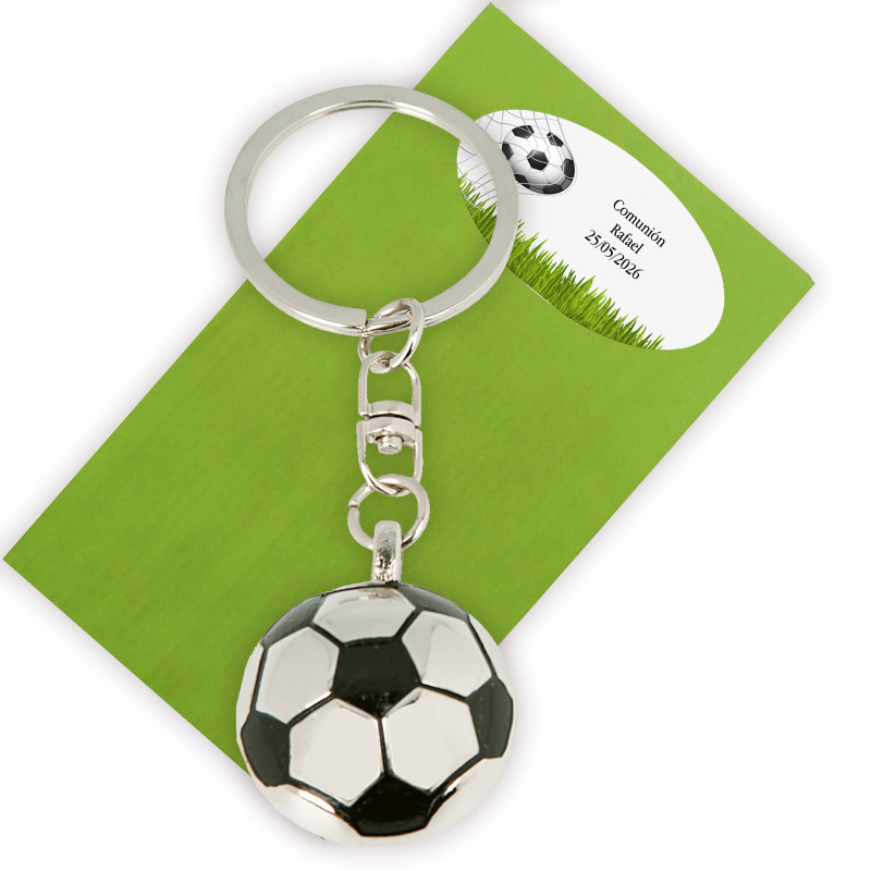 Porte-clés en forme de ballon de football présenté dans une enveloppe verte et adhésif avec texte