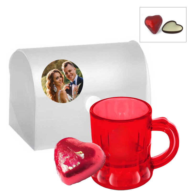 Verre à shot et bonbon en forme de cœur personnalisé avec autocollants avec image présenté dans un coffre