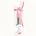 Stylo rouge à lèvres personnalisé pour un mariage dans une boîte en acétate décorée avec de la rafia