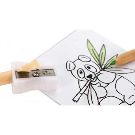 Crayons de couleur avec feuilles à colorier dans une boîte avec un autocollant transparent personnalisable à offrir