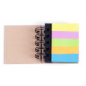 Carnet avec des notes post-it adhésives colorées