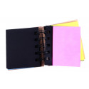 Carnet avec des notes post-it adhésives colorées