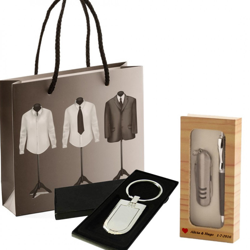 Porte-clé personnalisé avec le nom des mariés et set de stylo avec couteau présenté dans un sac de mariage.