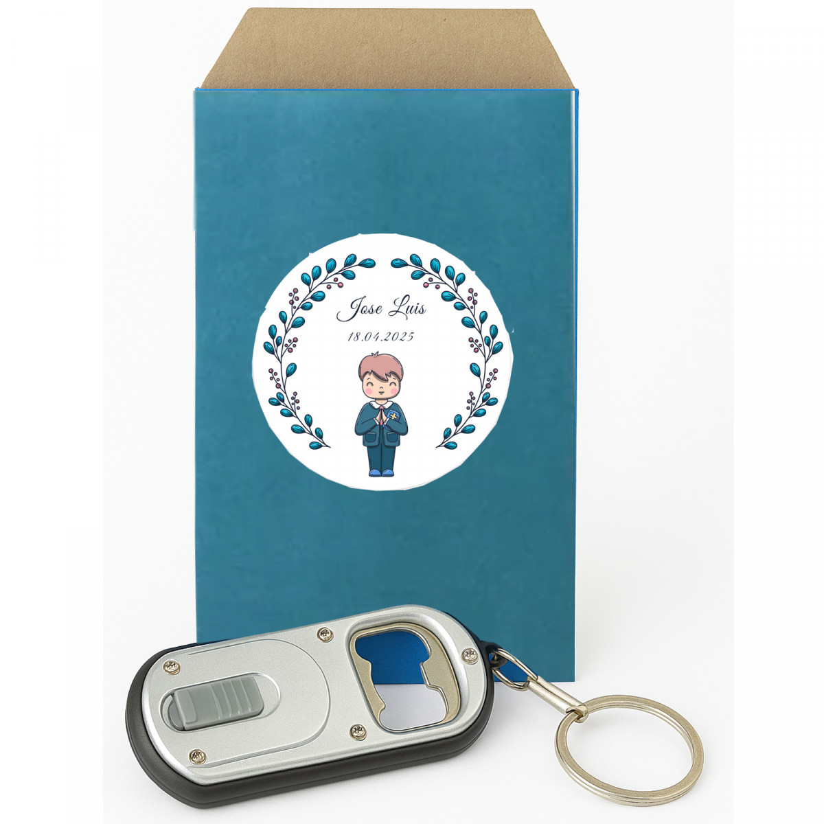 Porte-clés détails communion avec ouvre-bouteille et lumière personnalisés dans une enveloppe kraft et autocollant communion
