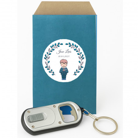 Porte-clés détails communion avec ouvre-bouteille et lumière personnalisés dans une enveloppe kraft et autocollant communion