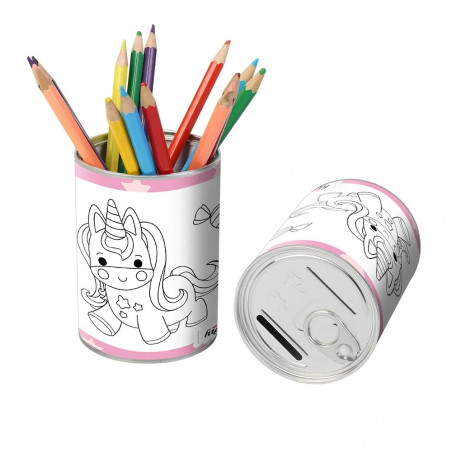 Tirelire et crayon de couleur en modèles assortis