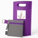 Porte-monnaie en tissu recyclé dans un sac violet et autocollant personnalisé pour un mariage