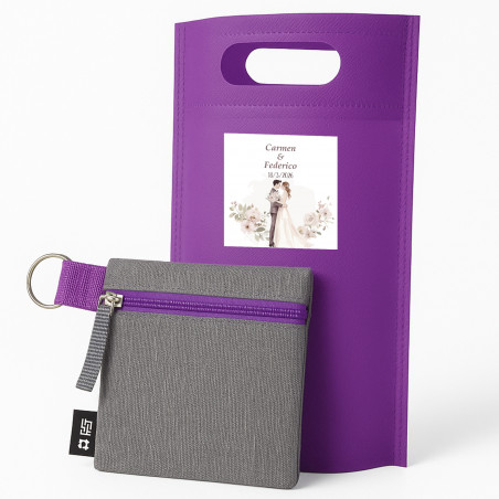 Porte-monnaie en tissu recyclé dans un sac violet et autocollant personnalisé pour un mariage