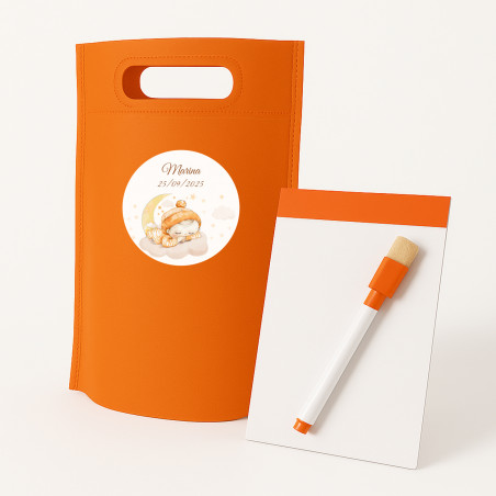 Tableau magnétique et marqueur avec sac orange et autocollant de baptême à offrir