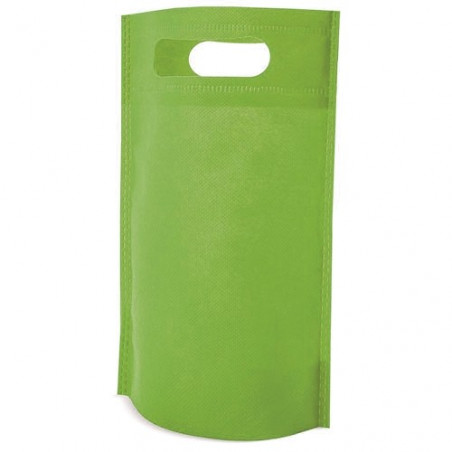 Porte-clés et autocollants de football dans un sac vert personnalisé avec un autocollant communion enfant