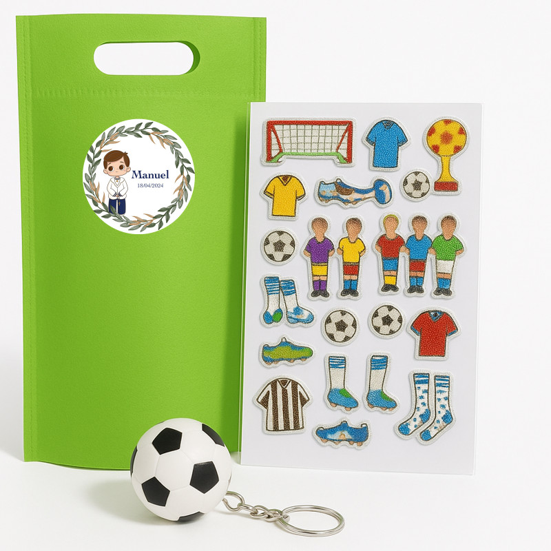 Porte-clés et autocollants de football dans un sac vert personnalisé avec un autocollant communion enfant