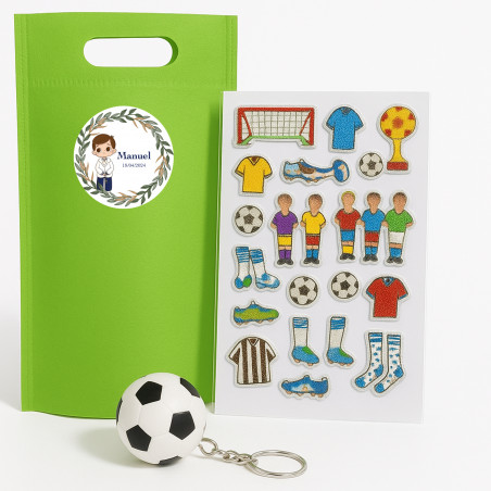 Porte-clés et autocollants de football dans un sac vert personnalisé avec un autocollant communion enfant