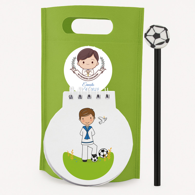 Carnet avec crayon de football présenté dans un sac vert personnalisé avec un autocollant de communion