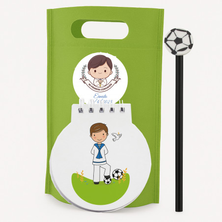 Carnet avec crayon de football présenté dans un sac vert personnalisé avec un autocollant de communion